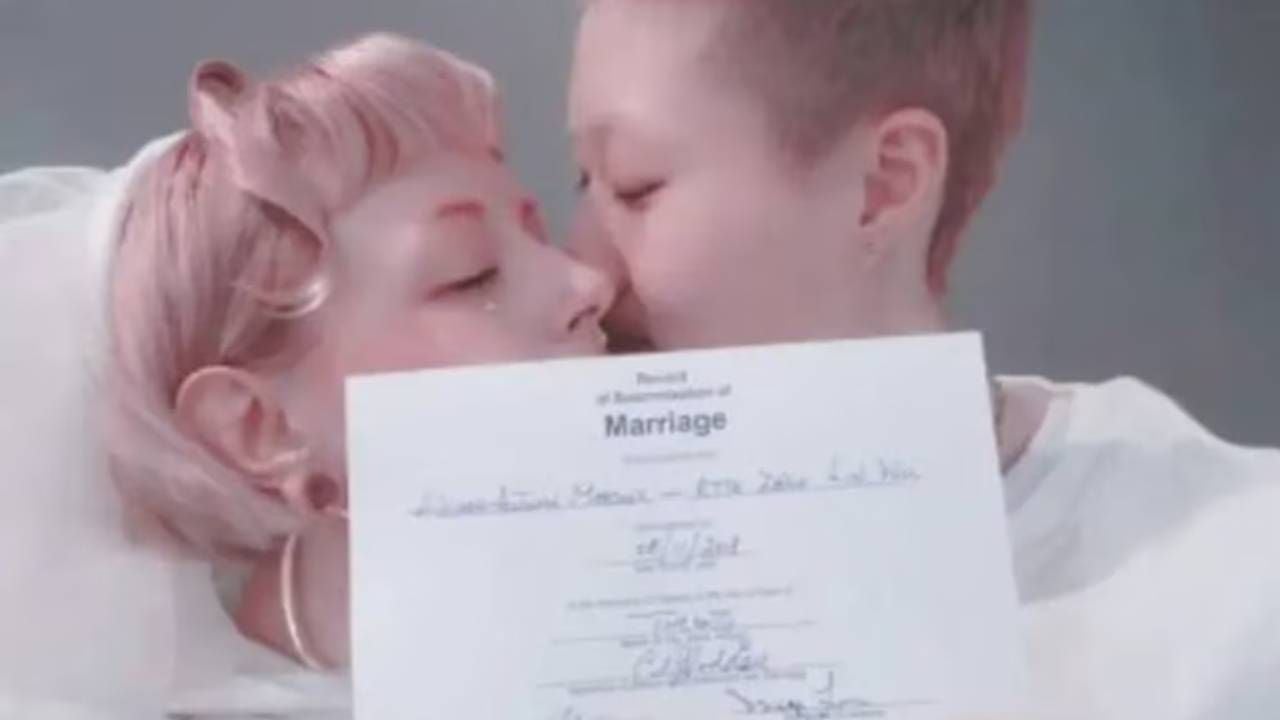 Andi Autumn y Etta Ng Chok Lam anunciando su boda