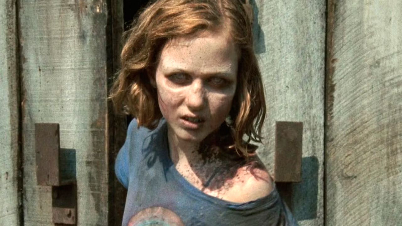 Sophia saliendo del granero