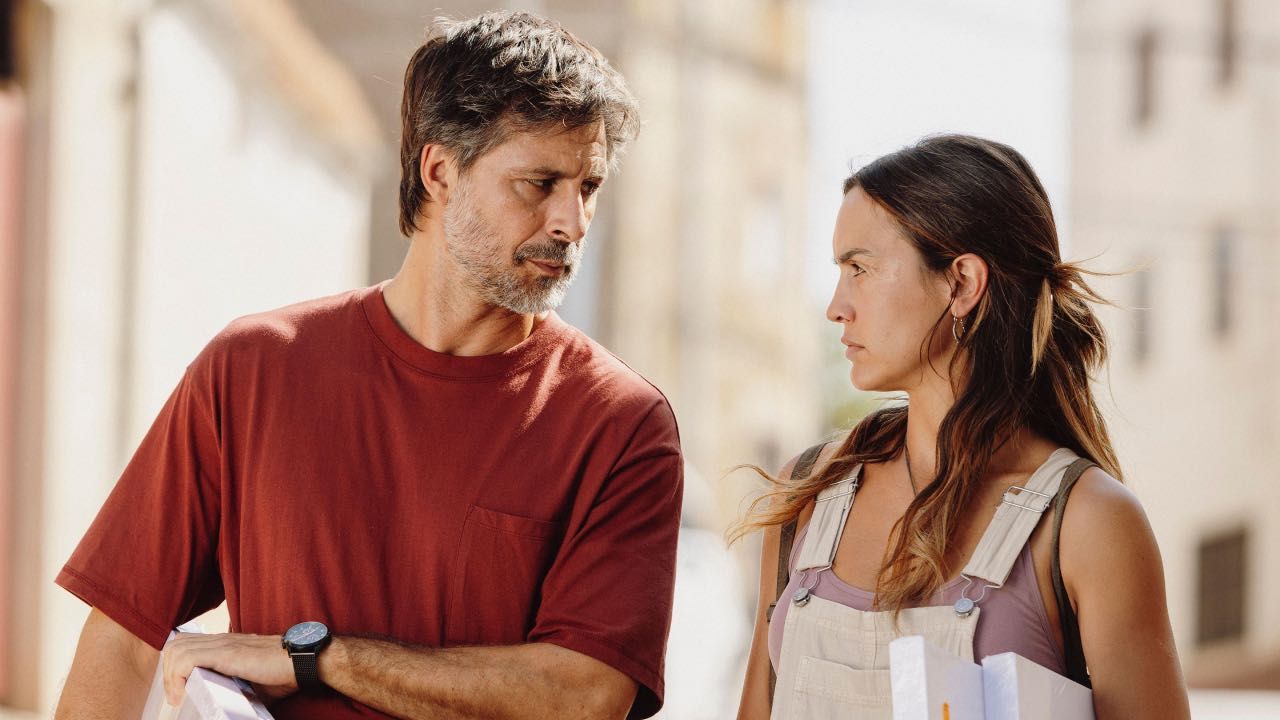 Hugo Silva y Megan Montaner como Pablo y Raluca en 'La buena suerte'