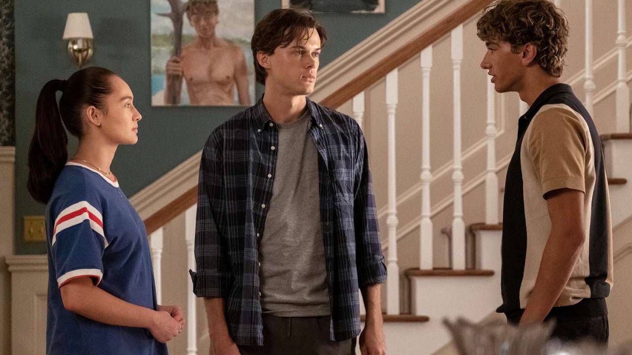 Los protagonistas de 'El verano que me enamoré': Lola Tung como Belly, Christopher Briney como Conrad y Gavin Casalegno como Jeremiah