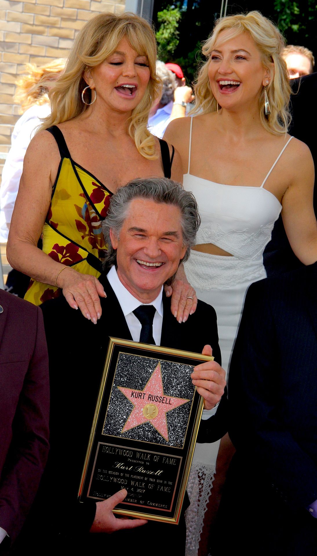 Goldie Hawn y Kate Hudson acompañando a Kurt Russell cuando recibio su estrella en el Paseo de la Fama de Hollywood.