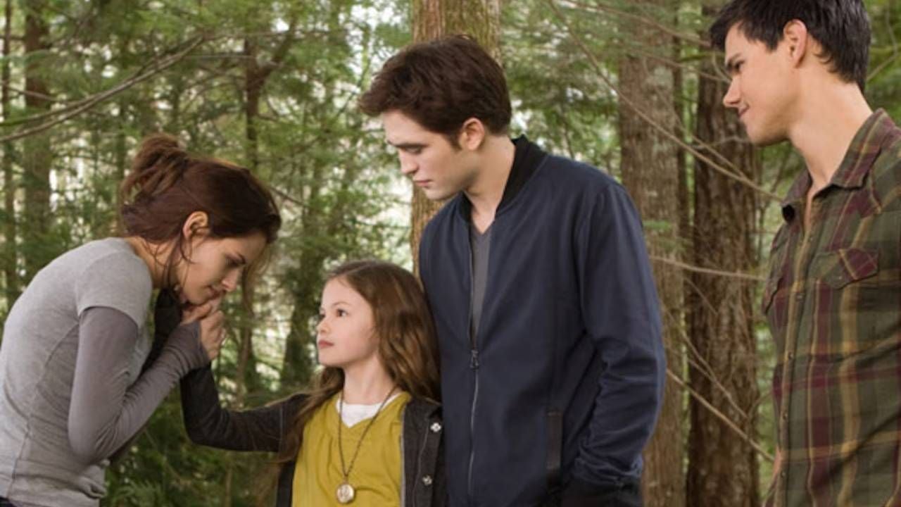 De izquierda a derecha: Kristen Stewart como Bella, Mackenzie Foy como Renesmee, Robert Pattinson como Edward Cullen y Taylor Lautner como Jacob Black en 'Amanecer - Parte 2'