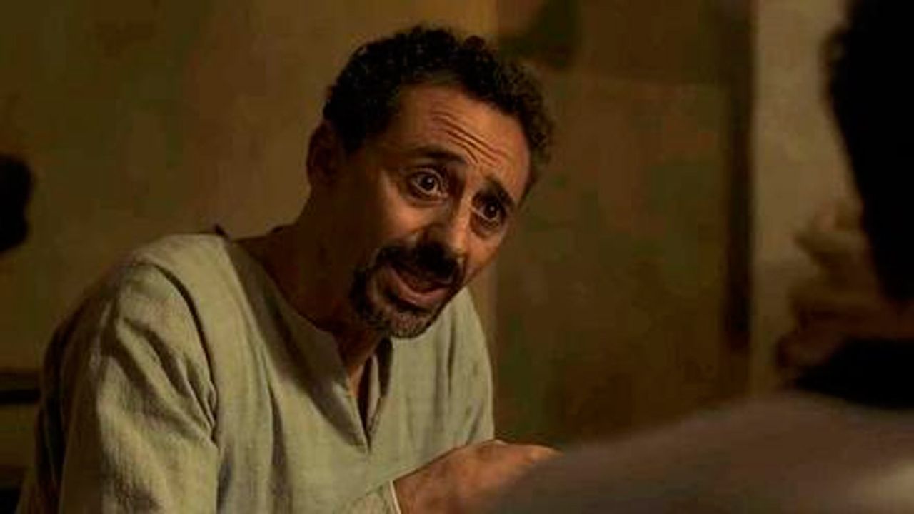 Abdelatif Hwidar en la temporada 5 de 'The Crown'.