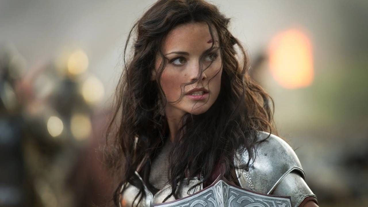 Jaimie Alexander como Lady Sif