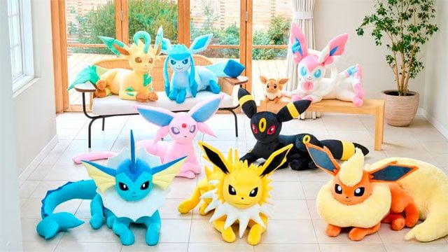 Los peluches de las evoluciones de Eevee a tamaño real