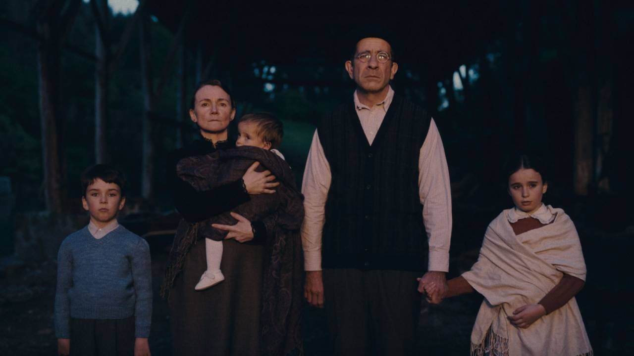 Nagore Aranburu y Javier Barandiaran junto a los actores que interpretan a sus nietos en 'Karmele'