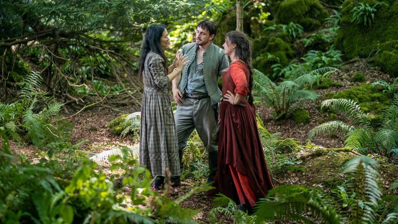 Chloé Zhao durante el rodaje de 'Hamnet' junto a Paul Mescal y Jessie Buckley