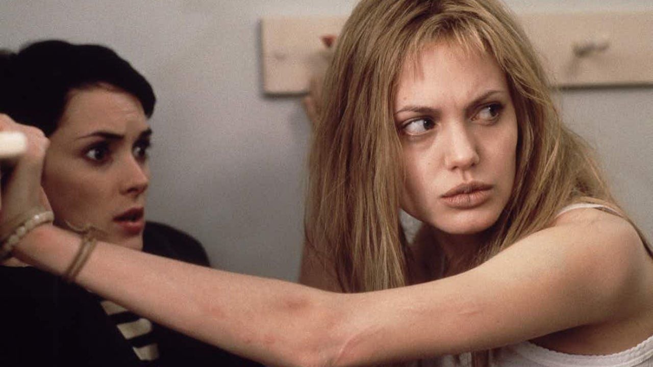 Winona Ryder y Angelina Jolie en 'Inocencia interrumpida'.