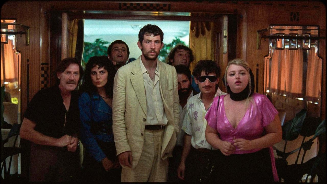 Josh O'Connor junto al resto del elenco de 'La quimera'