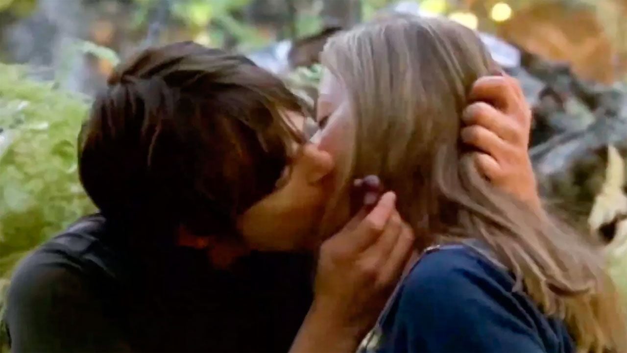 El beso de Norman Reedus con Polly Walker en 'La Isla de la Niebla'