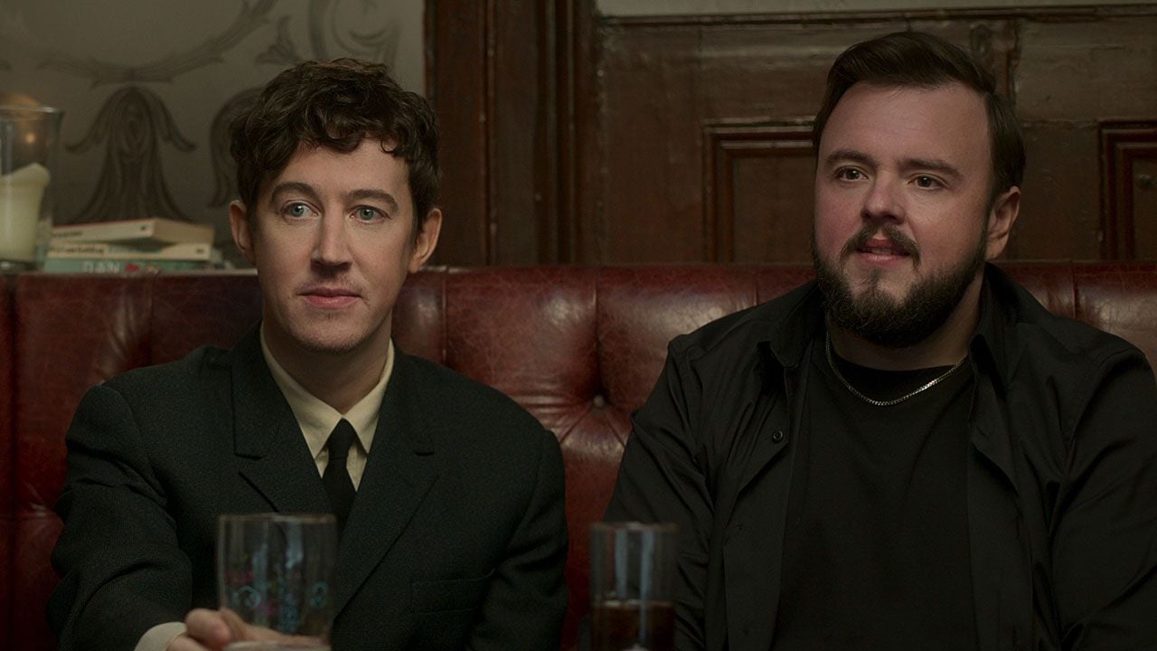 Alex Sharp y John Bradley en El problema de los 3 cuerpos