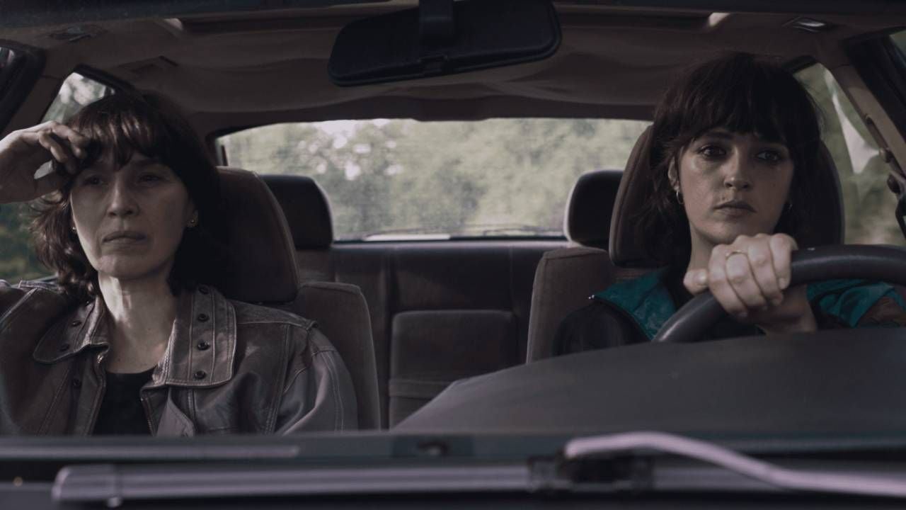 Ariadna Gil y Susana Abaitua en 'Un fantasma en la batalla'