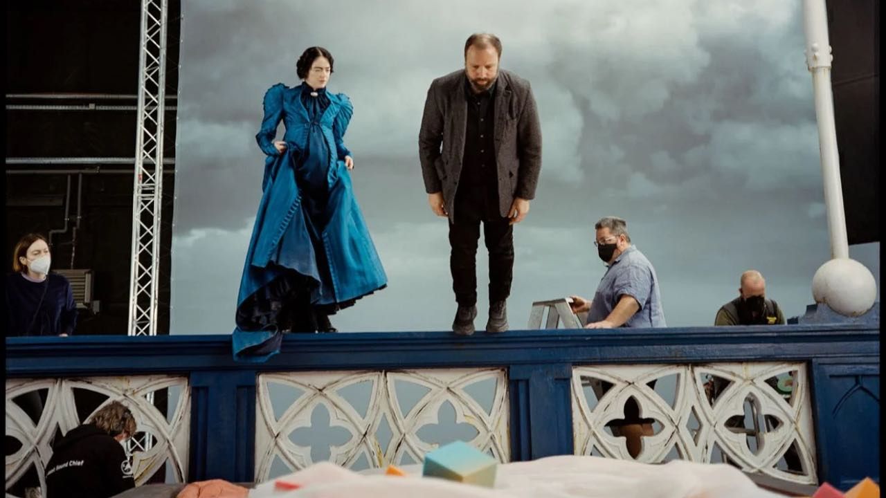 Emma Stone junto a Yorgos Lanthimos en el rodaje de 'Pobres criaturas'