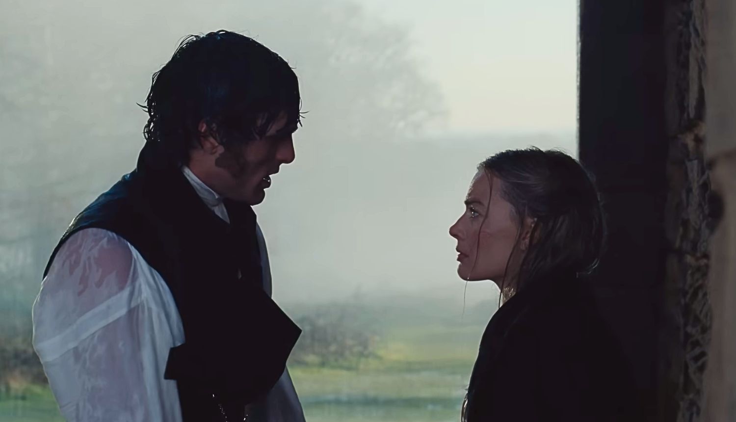 Jacob Elordi y Margot Robbie en 'Cumbres Borrascosas'