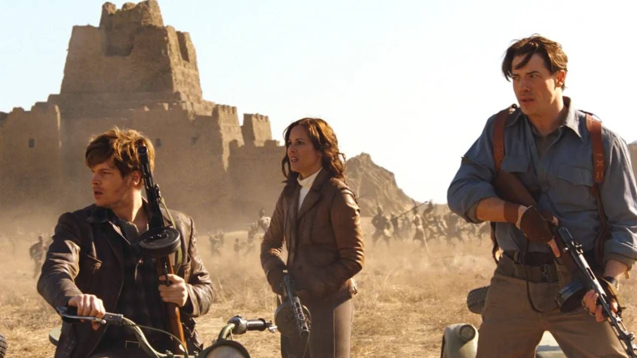 De izquierda a derecha: Luke Ford como Alex O'Connell, Maria Bello como Evelyn Carnahan y Brendan Fraser como Rick O'Connell en 'La tumba del emperador dragón'