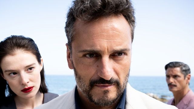 Asier Etxeandia como Emilia Villegas en 'Ladrones: La tiara de Santa Águeda'