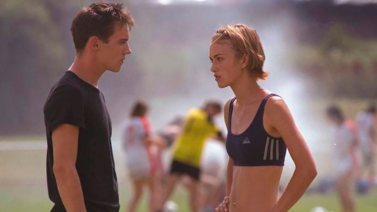 Jonathan Rhys Meyers junto a Keira Knightley en 'Quiero ser como Beckham'.