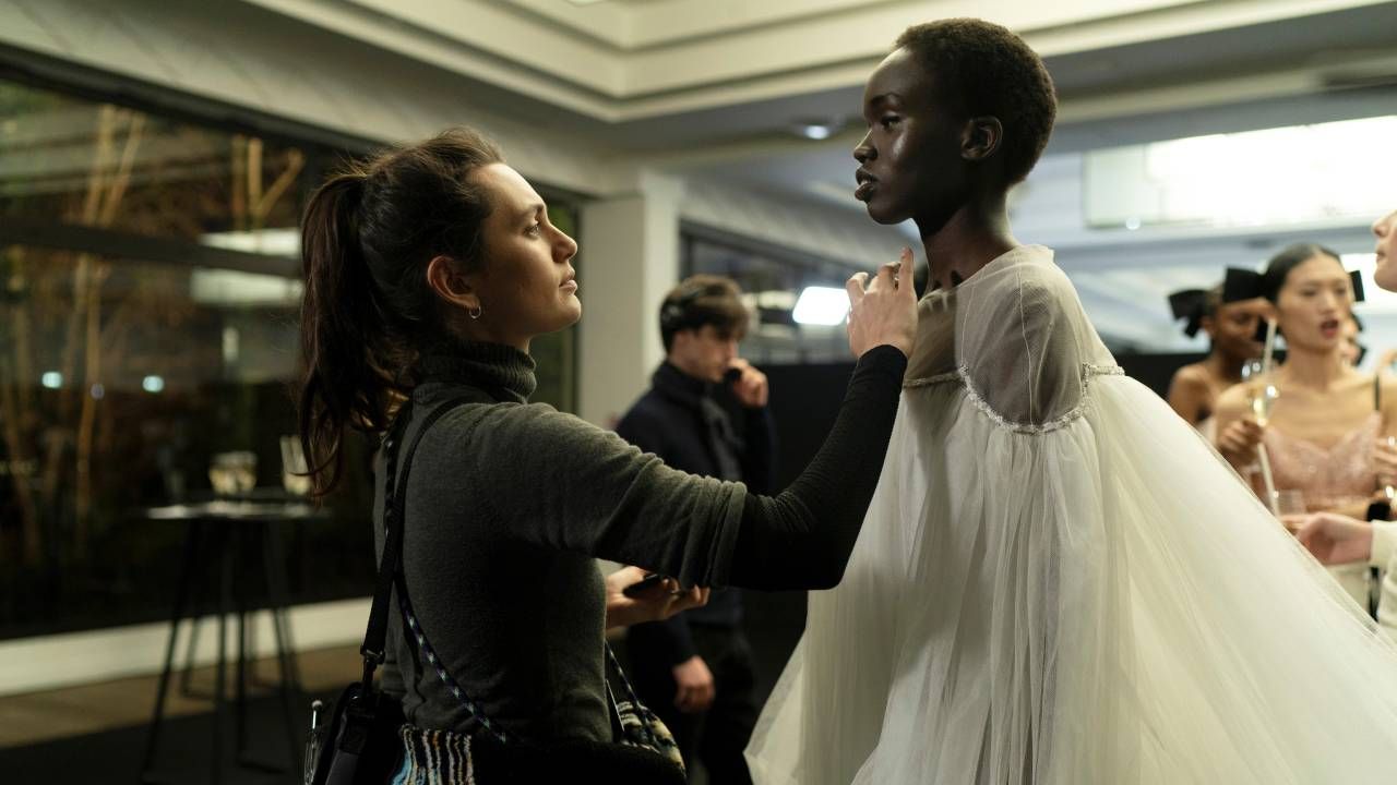 Ella Rumpf y Anyier Anei en 'Couture'