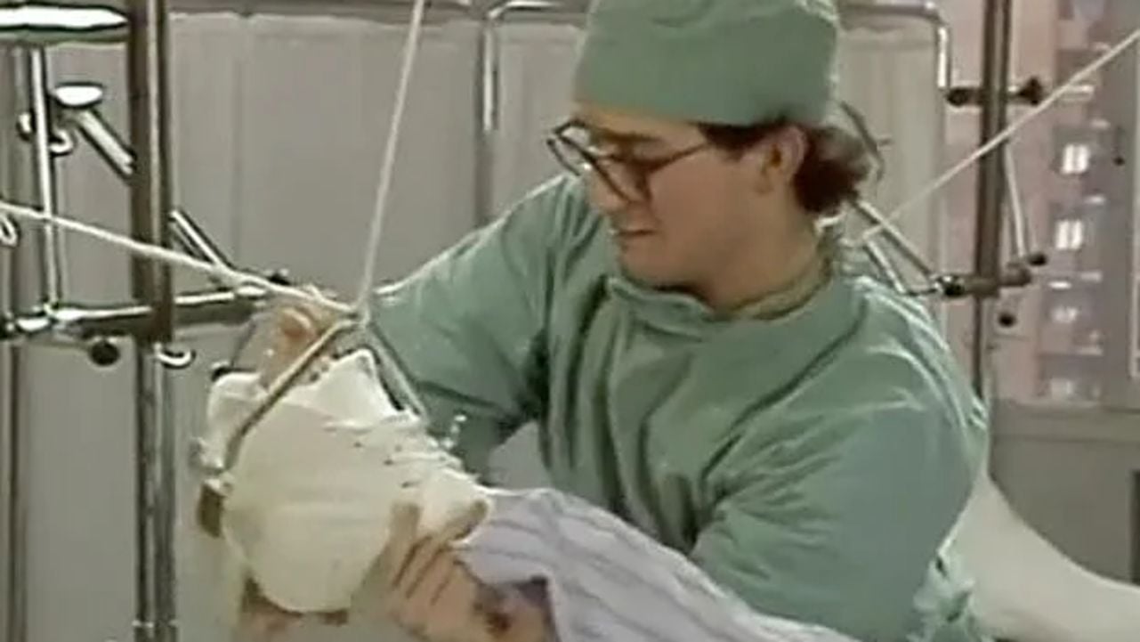 Hace 35 años debutó dando la réplica a Antonio Resines en una serie ya olvidada. Ahora es uno de los actores más famosos de España, ¿le reconoces?