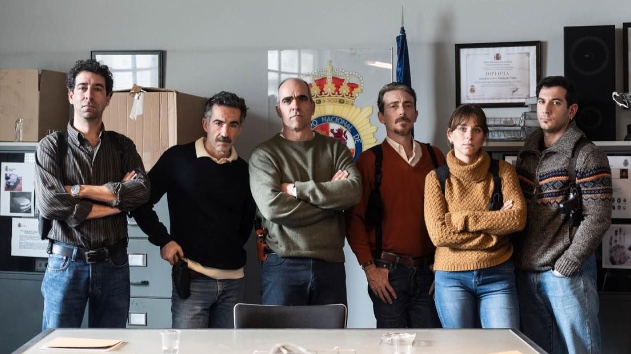 Luis Tosar, en el centro, junto al resto de actors que dan vida al equipo de la policía de 'La infiltrada'