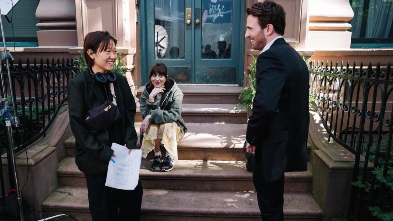Celina Song en el rodaje de 'Materialistas' con Dakota Johnson y Chris Evans