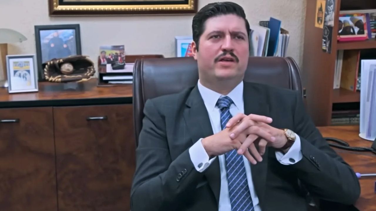 Muchos creen que 'La oficina' es una "cagada", pero la crítica mexicana se rinde ante ella: "No se parece a lo que vimos con Ricky Gervais"