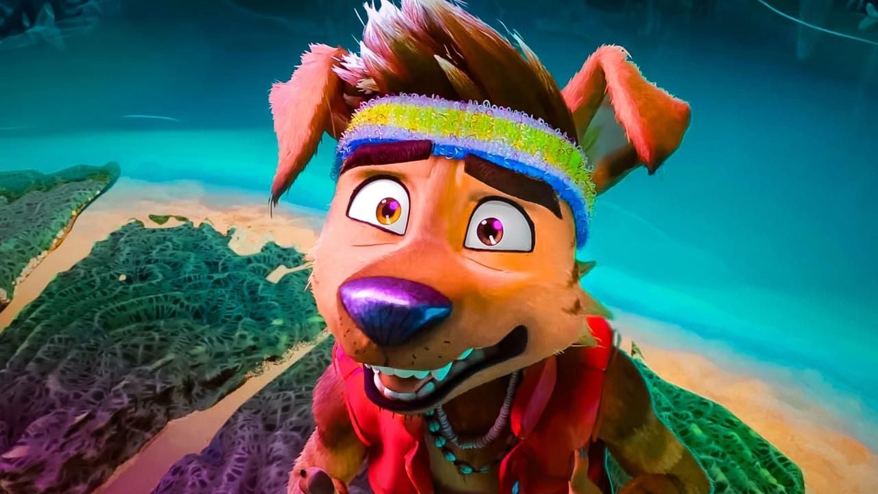 Dave Franco en 'La Isla Olvidada', con personajes animados alrededor, con un micrófono en la mano y una expresión de esfuerzo