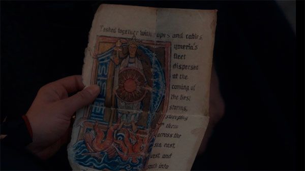 Rhaneyra sosteniendo la hoja que arrancó del libro para regalárselo a ella