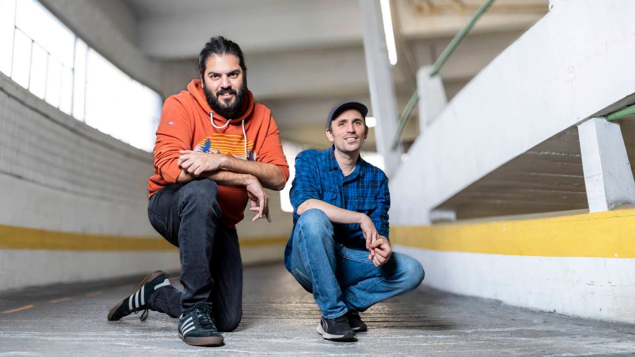 Benjamin Renner y Guylo Homsy en el garaje por el que se accede a los estudios. 