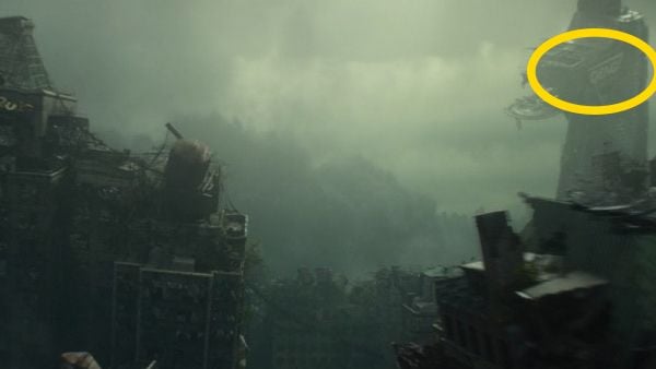 La torre con el cartel de Qeng en 'Loki'. 