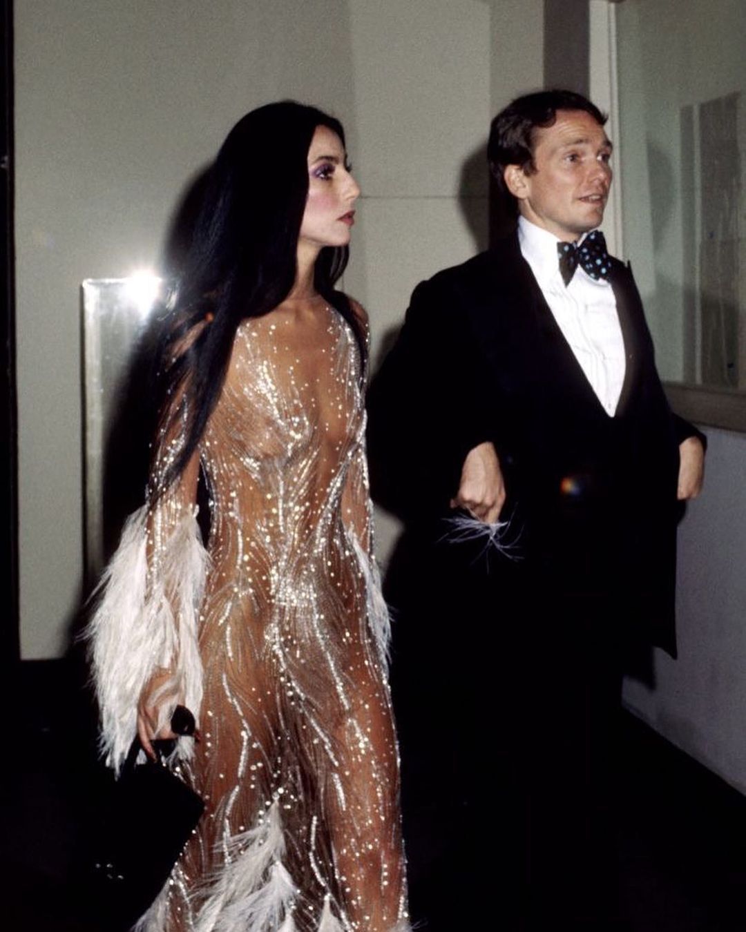 Cher llegando a la Gala Met de 1974 con el diseñador de su vestido, el maravilloso Bob Mackie.