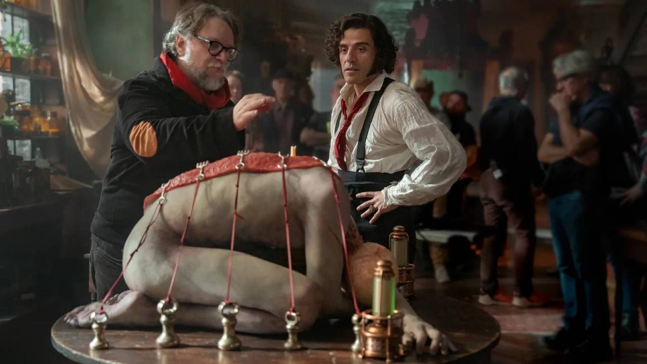 Guillermo del Toro junto a Oscar Isaac detrás de las cámaras en 'Frankenstein'