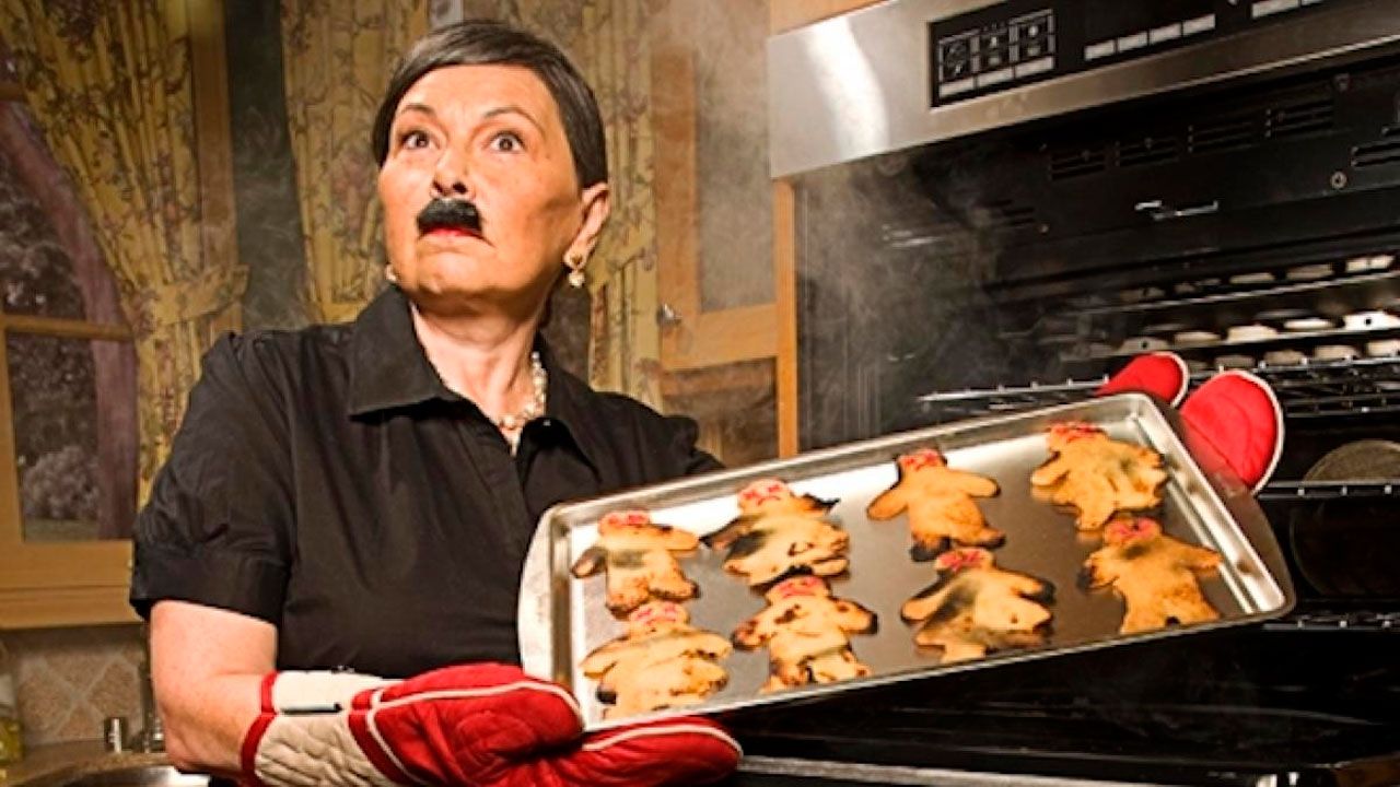 Roseanne Barr como Hitler