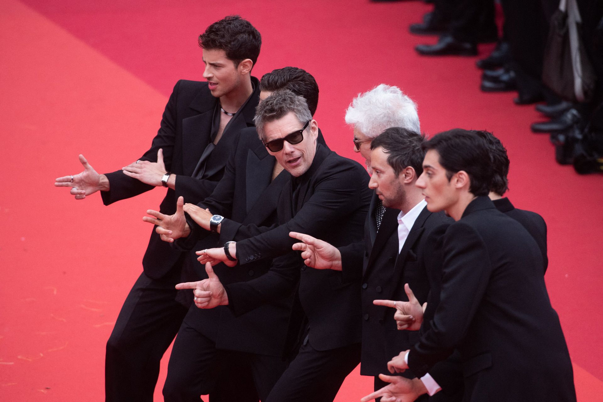 Manu Ríos junto al resto del elenco de Extraña forma de vida en Cannes.