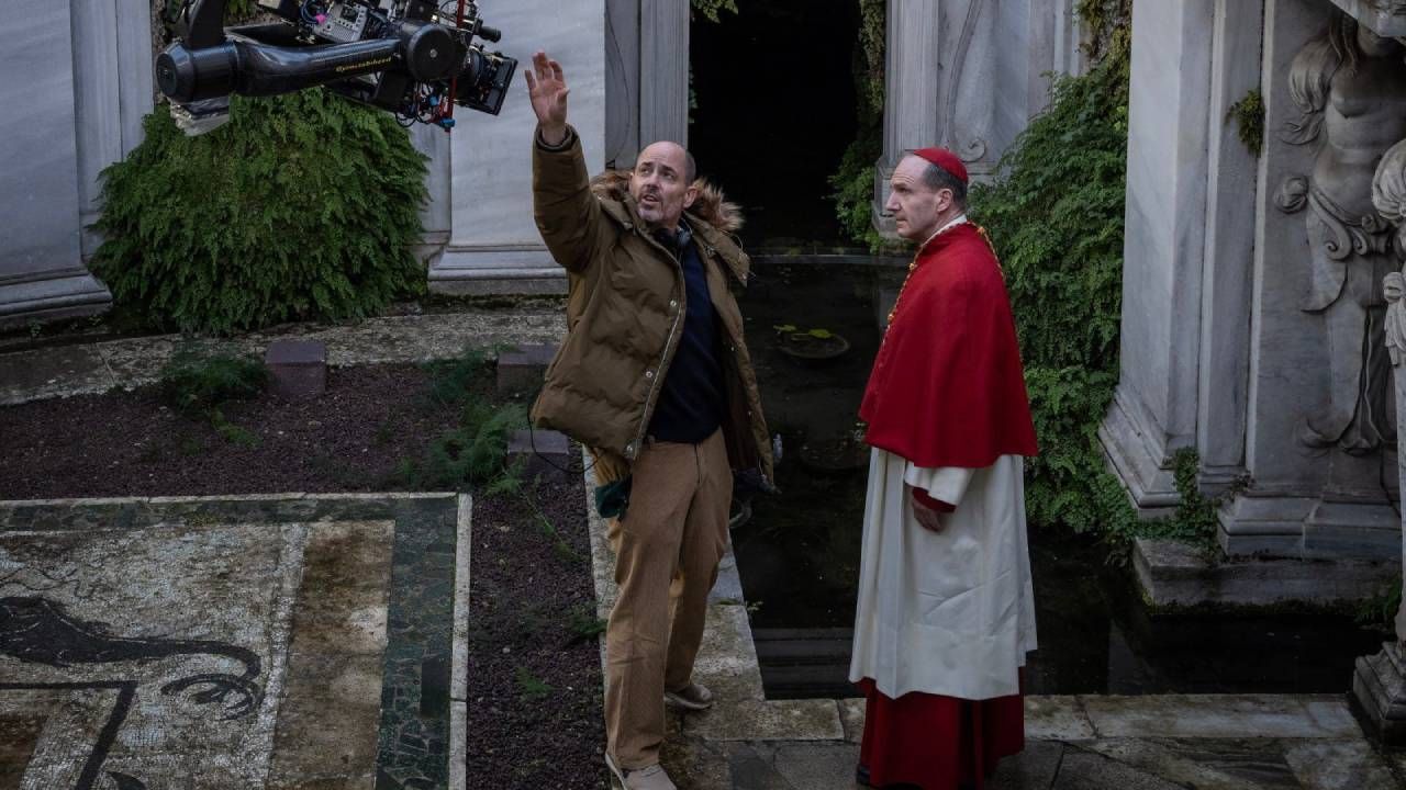Edward Berger junto a Ralph Fiennes durante el rodaje de 'Cónclave'