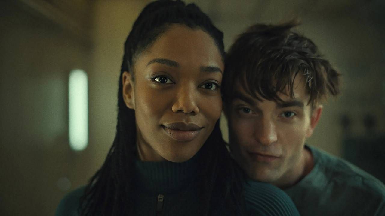 Naomi Ackie y Robert Pattinson en 'Mickey 17'