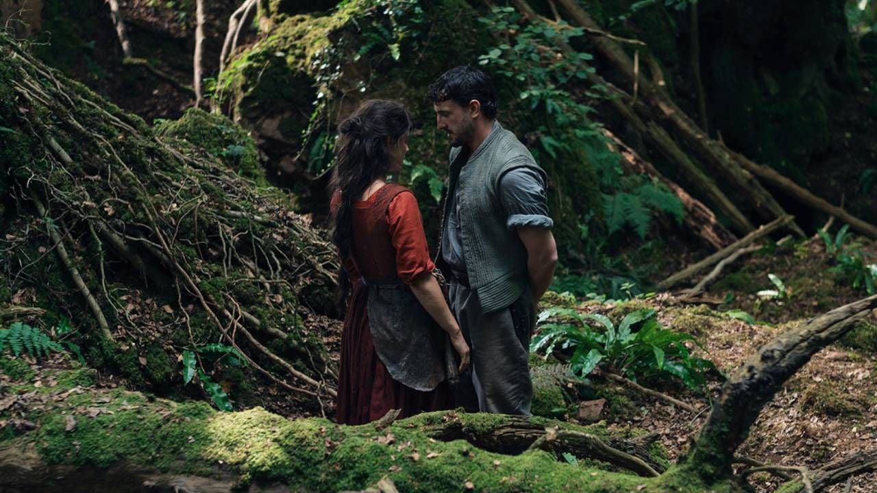 Jessie Buckley como Agnes y Paul Mescal como William Shakespeare en 'Hamnet'