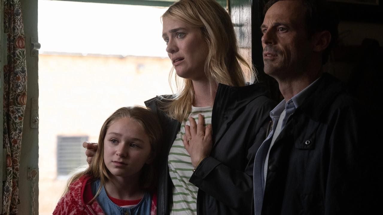 Mackenzie Davis y Scott McNairy en 'No hables con extraños' junto a Alix West Lefler, la actriz que interpreta a su hija