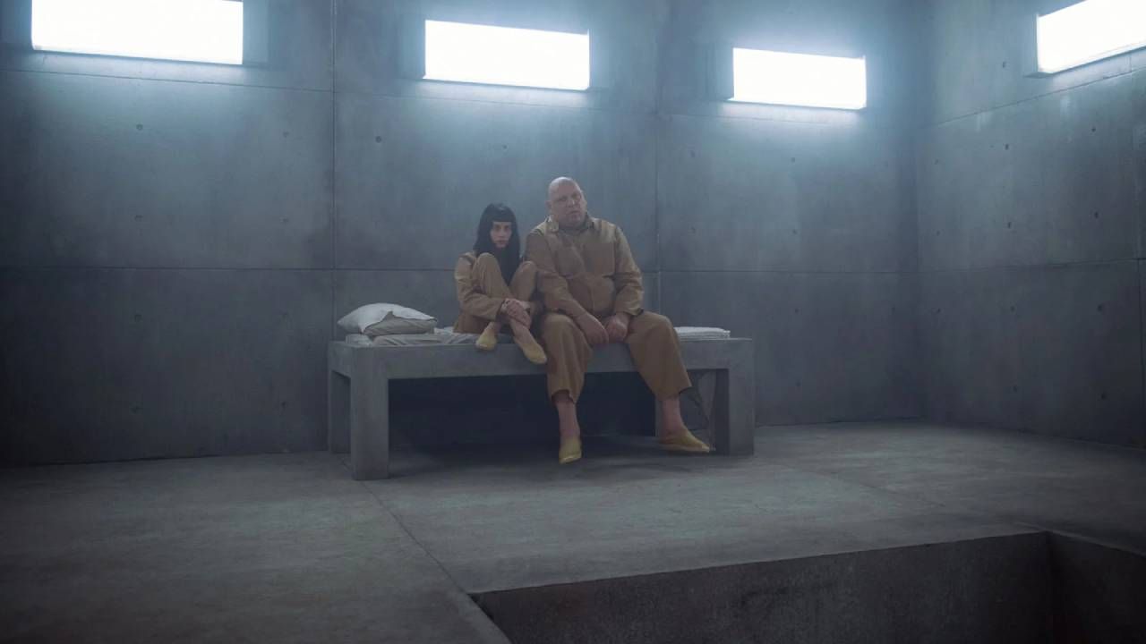 Milena Smit y Hovik Keuchkerian en 'El hoyo 2'