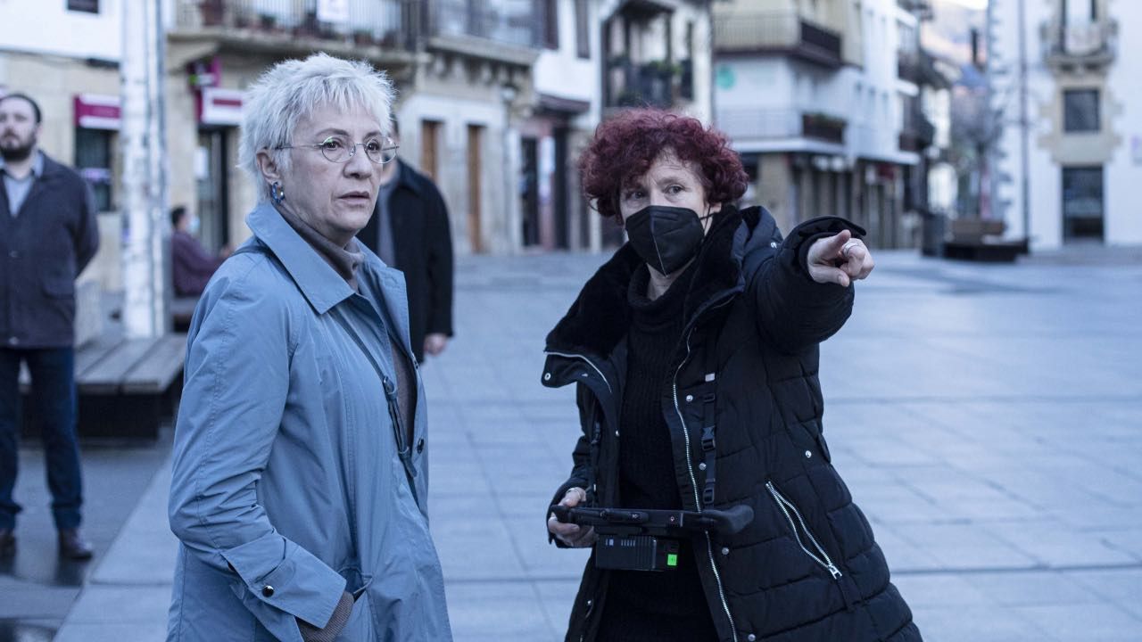 Icíar Bollaín en el rodaje de 'Maixabel' con Blanca Portillo. 