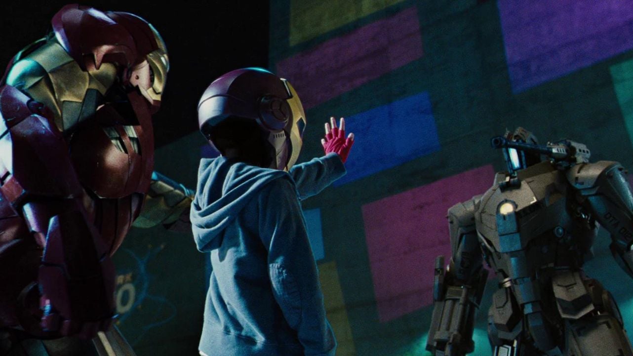 Jon Favreau escondió a su hijo tras una máscara en ‘Iron Man 2’: en realidad le ha usado en varias de sus películas Jon Favreau escondió a su hijo tras una máscara en ‘Iron Man 2’: en realidad le ha usado en varias de sus películas