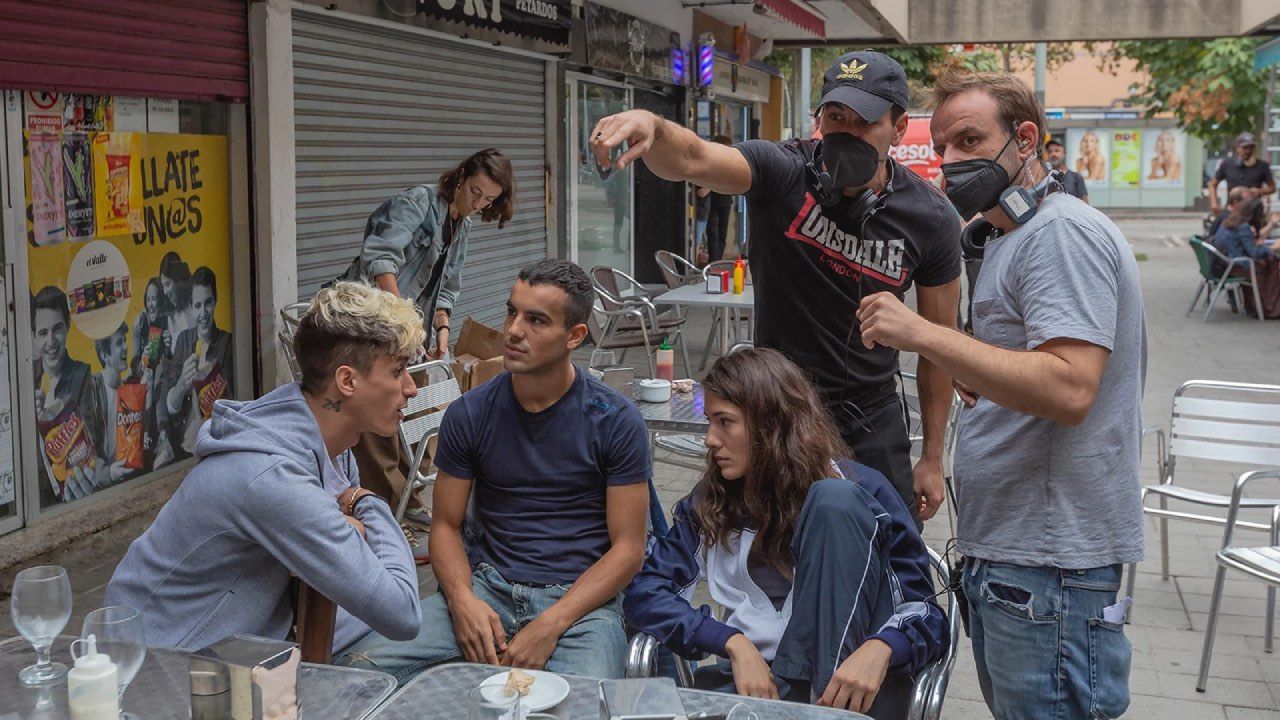 Los protagonistas de 'Mi soledad tiene alas' y Mario Casas. 