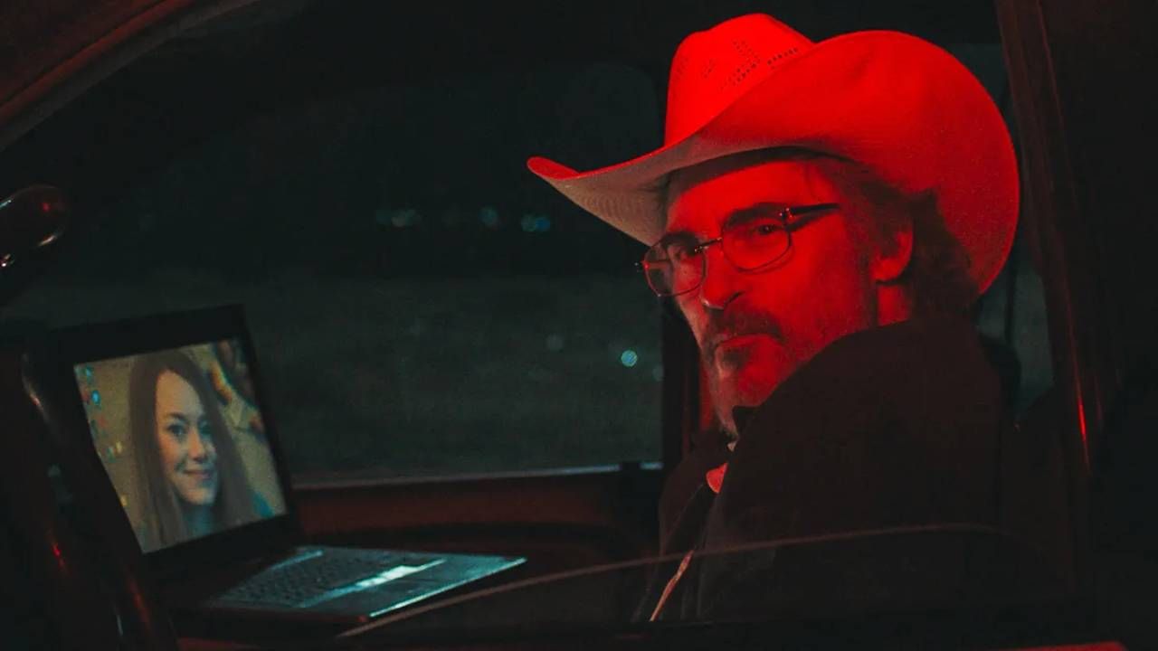 Joaquin Phoenix como el 'sheriff' Joe Cross. En la pantalla del ordenador, una foto de su mujer, interpretada por Emma Watson