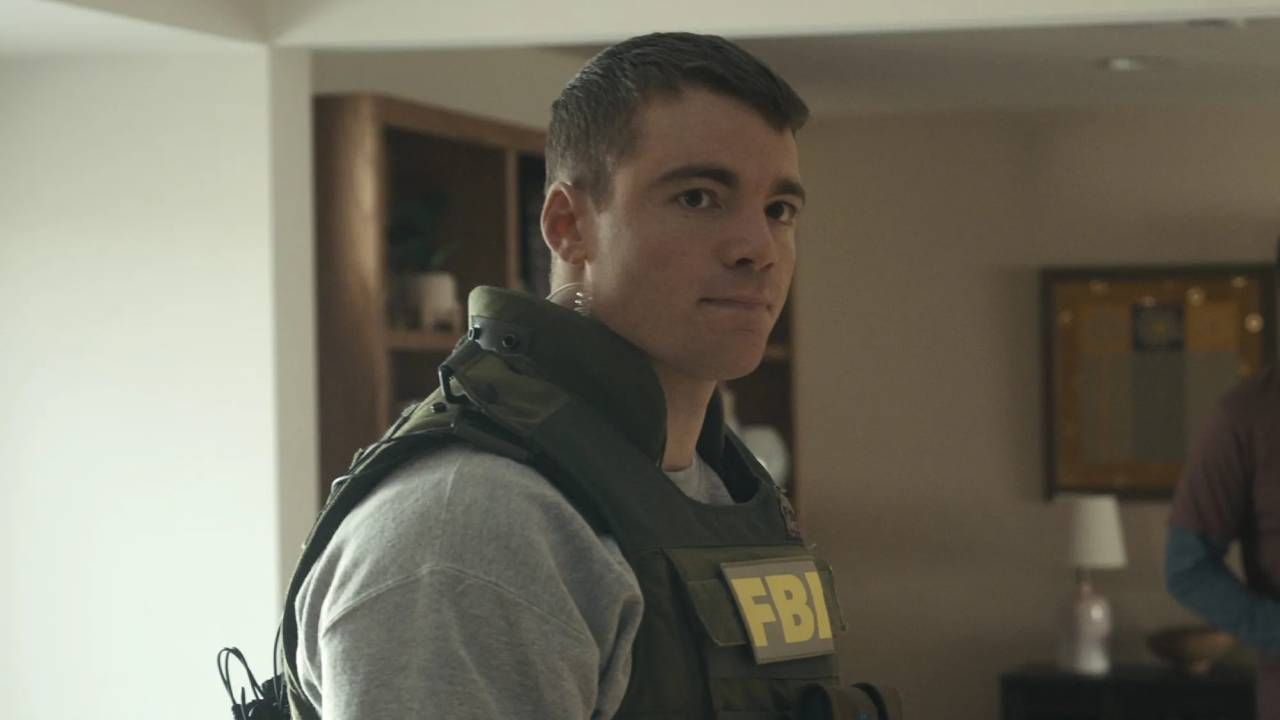 Gabriel Basso como Peter Sutherland en 'El agente nocturno'