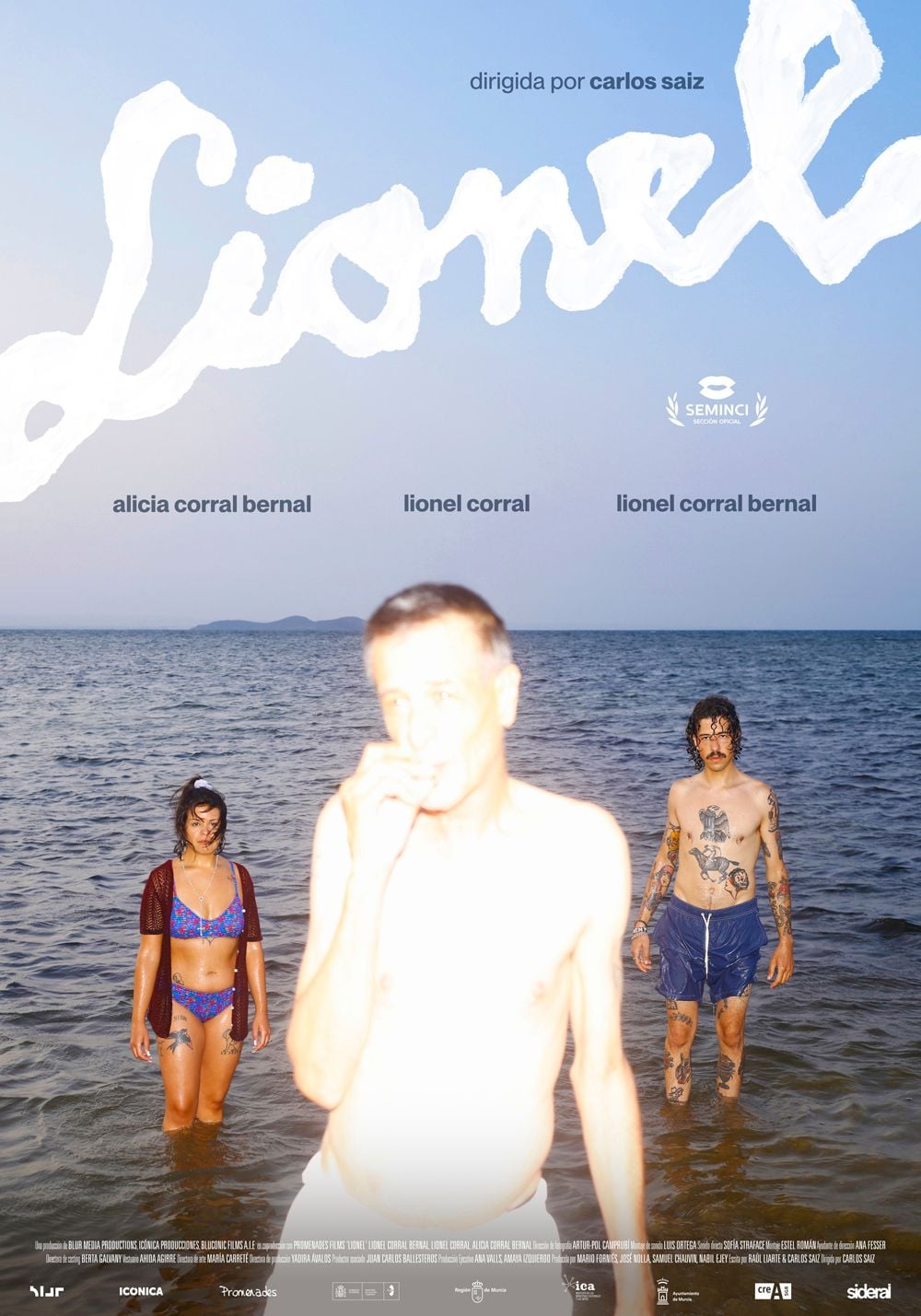 Cartel promocional de la película Lionel, mostrando un paisaje que evoca un viaje o una carretera.