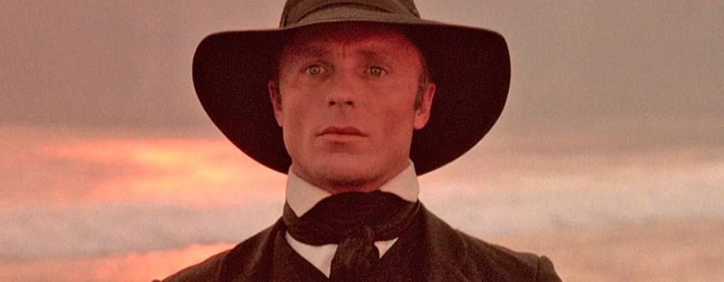 "Me gané un lugar de por vida en la lista negra": Hace 39 años se estrenó una controvertida película histórica con Ed Harris en uno de sus mejores papeles