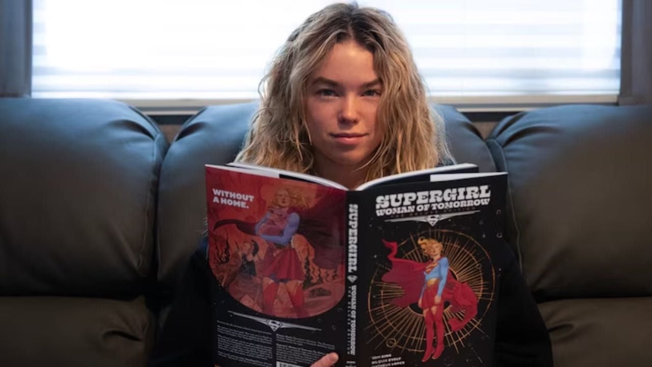Milly Alcock con un cómic de Supergirl