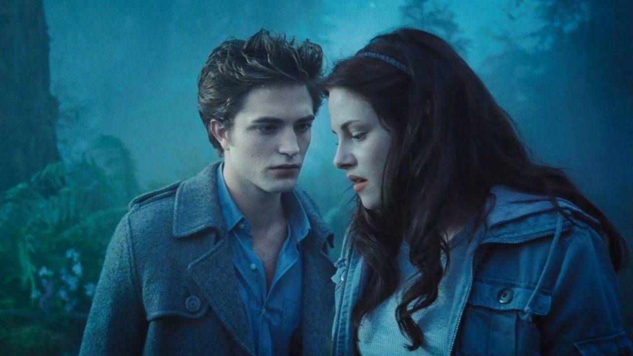 Robert Pattinson y Kristen Stewart como Edward y Bella en 'Crepúsculo'