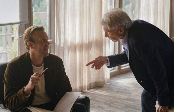 Frame de Jason Segel junto a Harrison Ford en Shrinking.