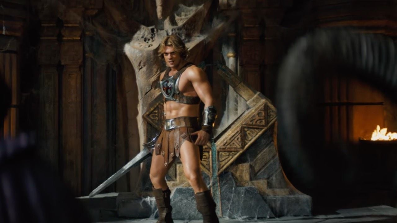 Nicholas Galitzine como Adam